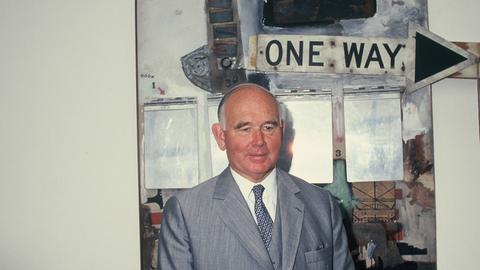 Der Industrielle und Kunst-Mäzen Peter Ludwig posiert vor seinen Kunstwerken im Museum Ludwig 