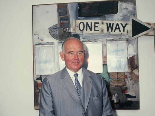 Der Industrielle und Kunst-Mäzen Peter Ludwig posiert vor seinen Kunstwerken im Museum Ludwig 
