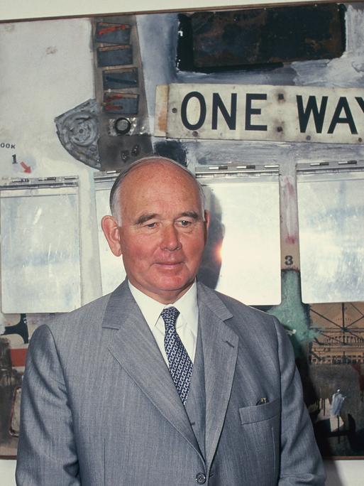 Der Industrielle und Kunst-Mäzen Peter Ludwig posiert vor seinen Kunstwerken im Museum Ludwig 