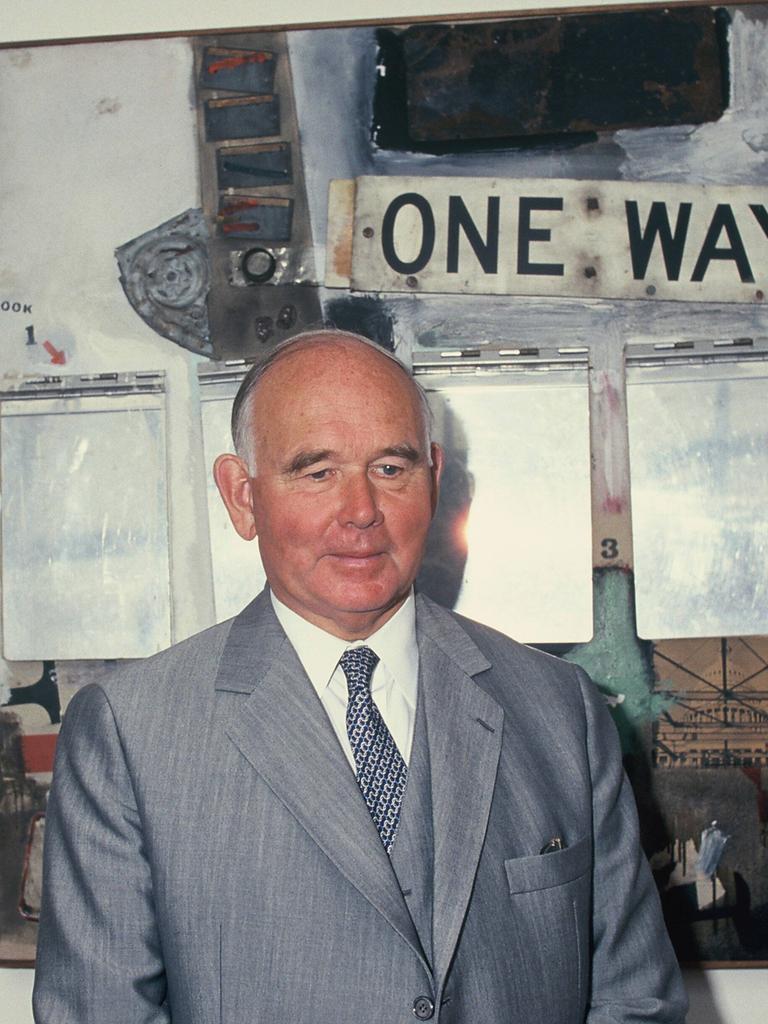 Der Industrielle und Kunst-Mäzen Peter Ludwig posiert vor seinen Kunstwerken im Museum Ludwig 
