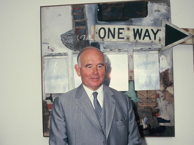 Der Industrielle und Kunst-Mäzen Peter Ludwig posiert vor seinen Kunstwerken im Museum Ludwig 