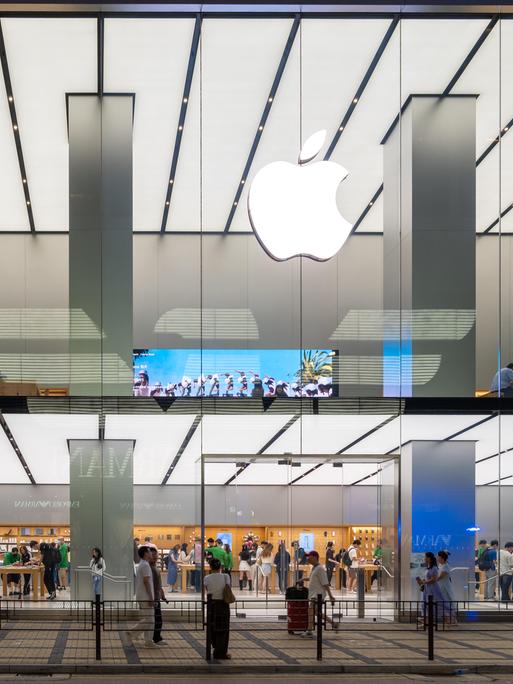Der moderne Apple Store in Hongkong zeigt viele Kunden beim Einkauf von Technik. 
