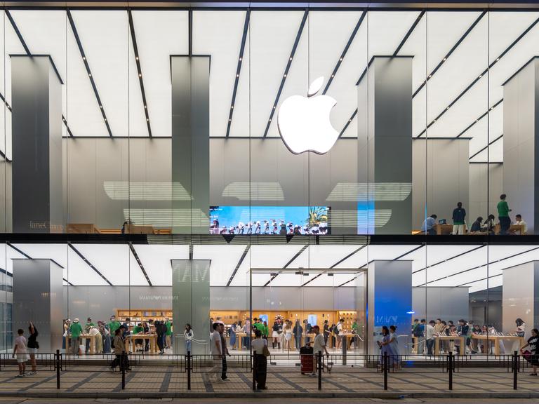 Der moderne Apple Store in Hongkong zeigt viele Kunden beim Einkauf von Technik. 