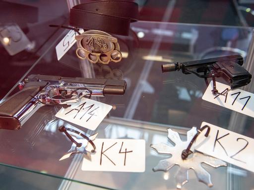 Diverse beschlagnahmte Waffen in einer Vitrine des Zolls Berlin