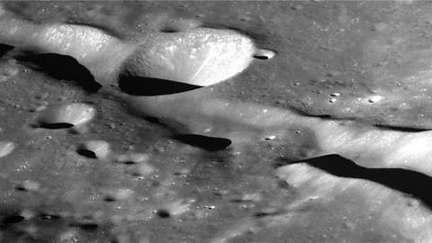 Dieses Foto, das vom Korea Aerospace Research Institute zur Verfügung gestellt wurde, zeigt ein Bild des Kraters Vallis Schrödinger auf dem Mond, das Südkoreas erster Mondsonde Danuri mit seiner hochauflösenden Kamera aufgenommen hat, während er 100 Kilometer über der Mondoberfläche kreiste.