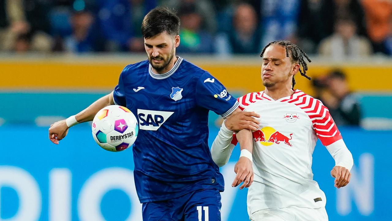Der Hoffenheimer Florian Grillitsch und Xavi Simons von RB Leipzig kämpfen um den Ball. 