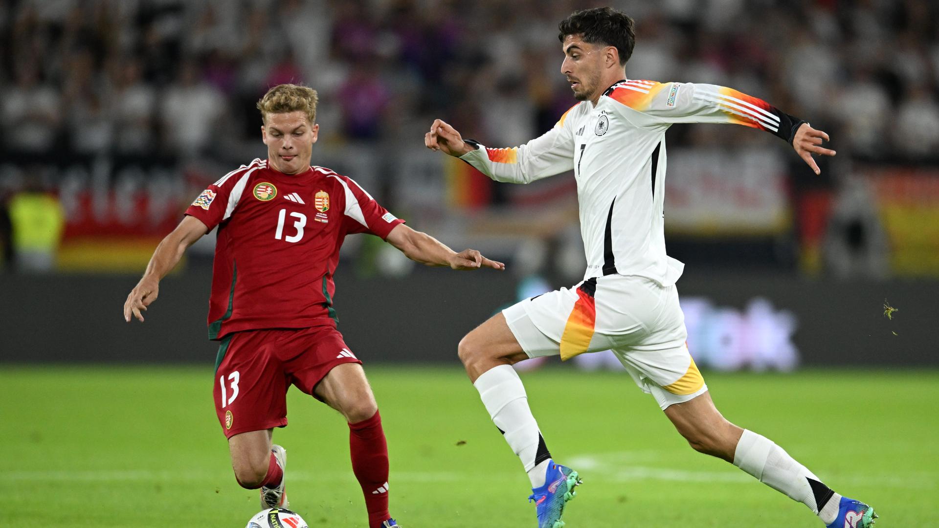 Nations League A, Deutschland - Ungarn: Ungarns András Schäfer und Deutschlands Kai Havertz kämpfen um den Ball