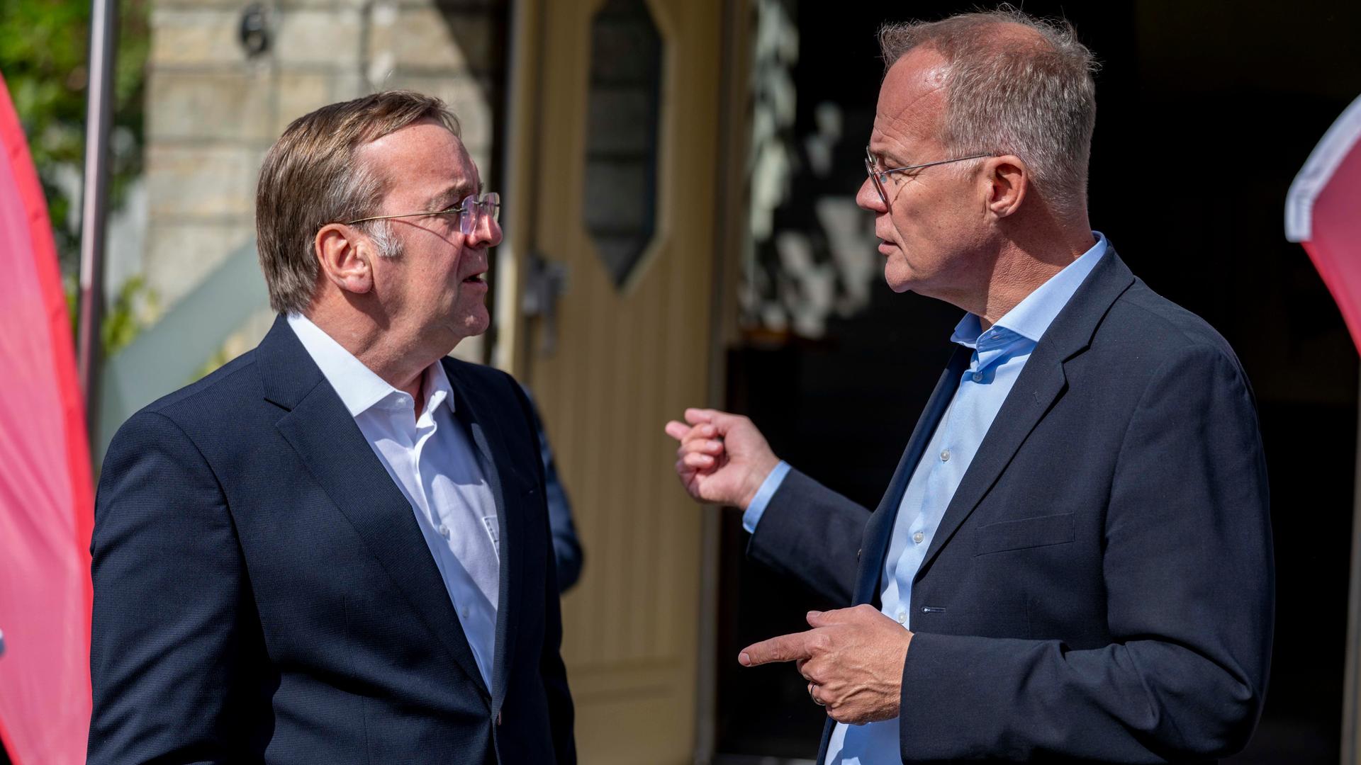 SPD-Verteidigungsminister Boris Pistorius im Gespräch mit Matthias Miersch, Vorsitzender der SPD-Bundestagsfraktion