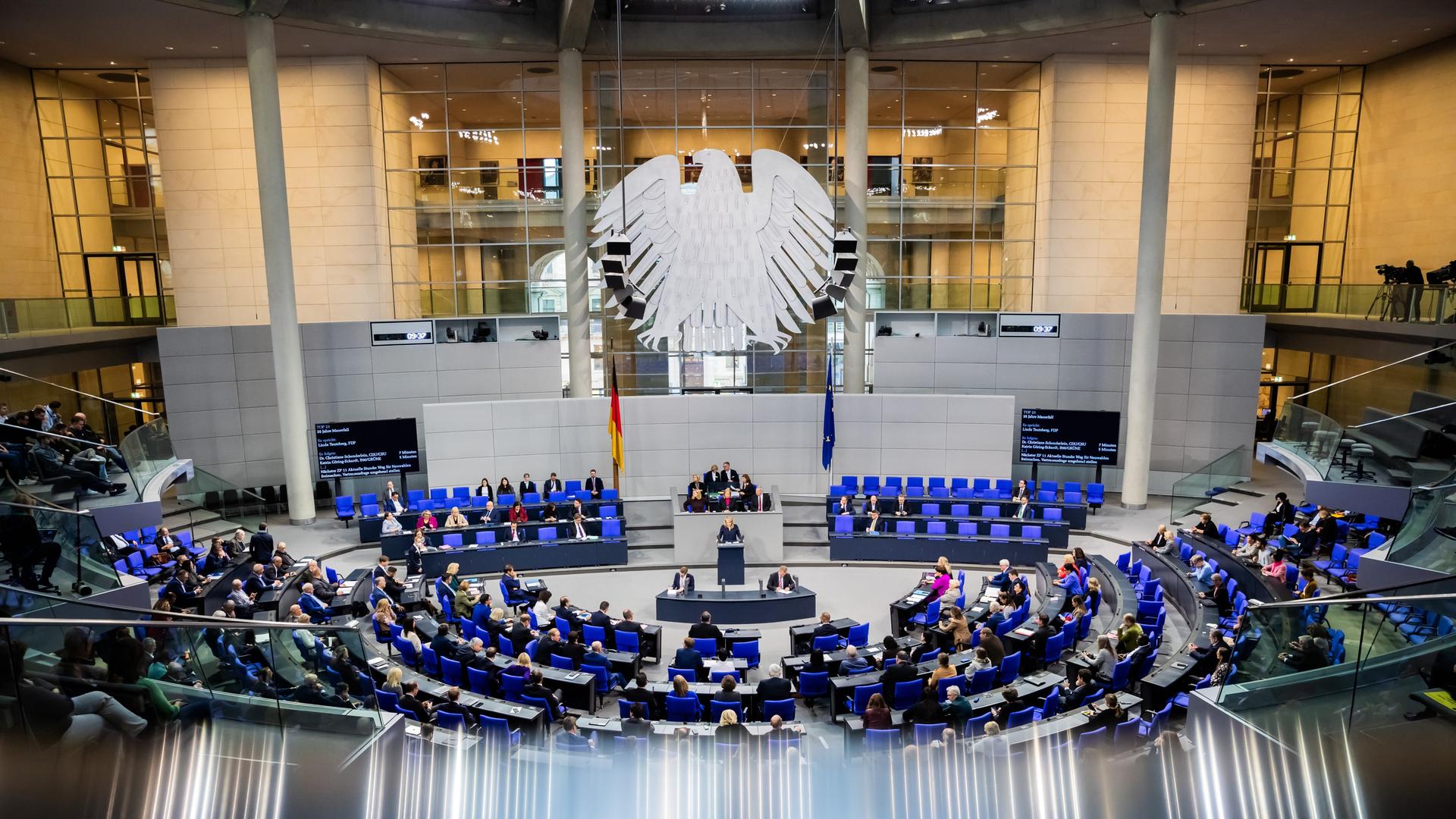 Blick ins Plenum des Deutschen Bundestages aus der Vogelperspektive