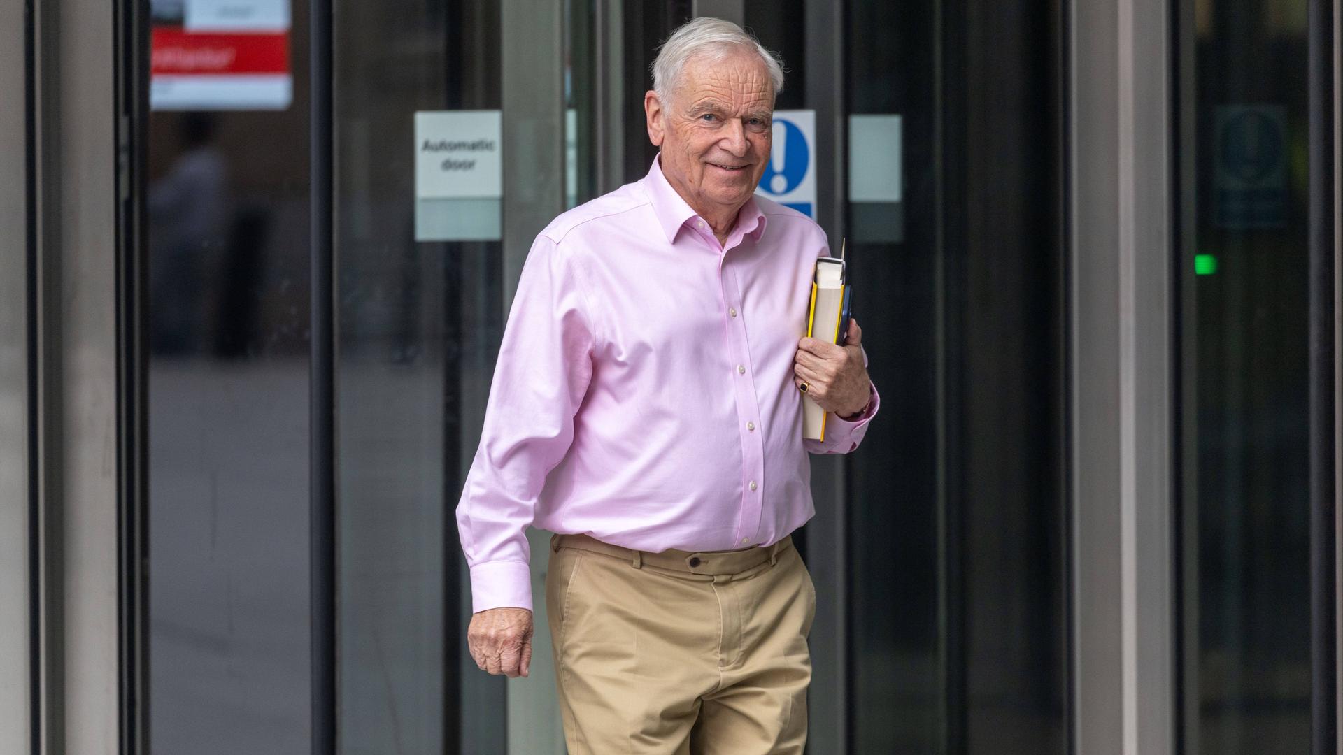Der Autor Jeffrey Archer, Baron Archer of Weston-super-Mare, verlässt die BBC London Der Autor Jeffrey Archer, Baron Archer of Weston-super-Mare, verlässt die BBC London