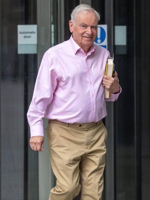 Der Autor Jeffrey Archer, Baron Archer of Weston-super-Mare, verlässt die BBC London Der Autor Jeffrey Archer, Baron Archer of Weston-super-Mare, verlässt die BBC London