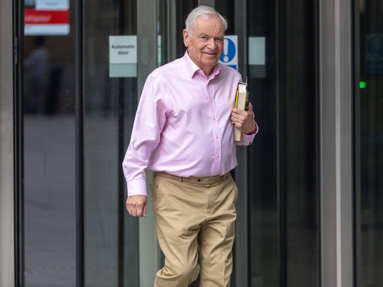 Der Autor Jeffrey Archer, Baron Archer of Weston-super-Mare, verlässt die BBC London Der Autor Jeffrey Archer, Baron Archer of Weston-super-Mare, verlässt die BBC London