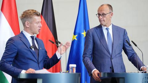 Peter Magyar (l), Ungarns Ministerpräsident, und Bundeskanzler Friedrich Merz (CDU) geben im Bundeskanzleramt eine Pressekonferenz.