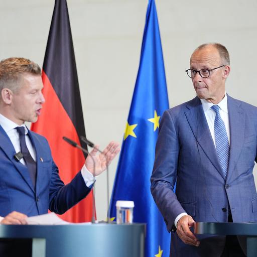 Peter Magyar (l), Ungarns Ministerpräsident, und Bundeskanzler Friedrich Merz (CDU) geben im Bundeskanzleramt eine Pressekonferenz.