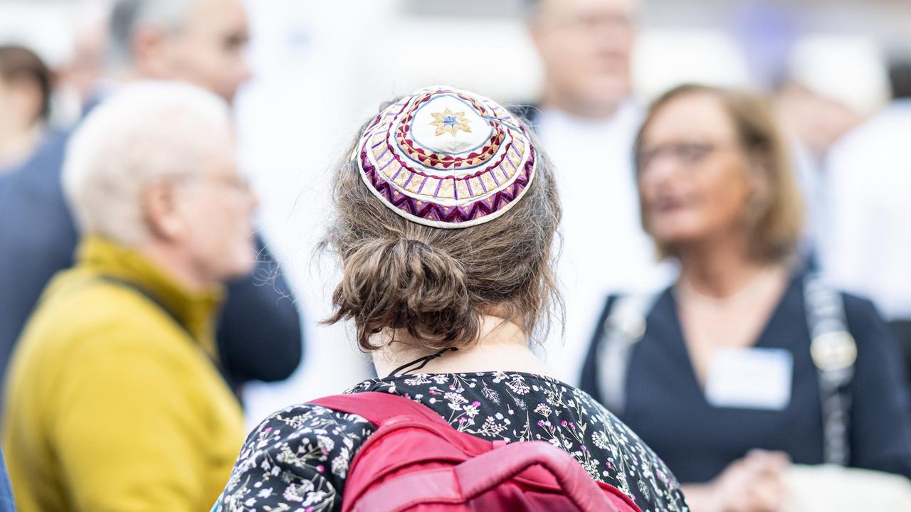 Eine Frau mit Kippa, die den Sommerempfang der jüdischen Gemeinde in der Neuen Synagoge Berlin besucht, ist von hinten zu sehen. Eine Frau mit Kippa, die den Sommerempfang der jüdischen Gemeinde in der Neuen Synagoge Berlin besucht, ist von hinten zu sehen.