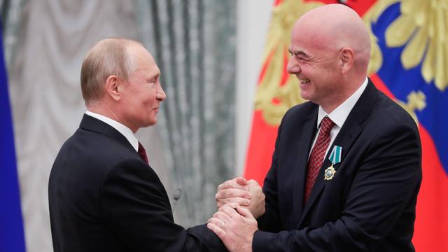 Putin und Infantino geben sich herzlich die Hände.