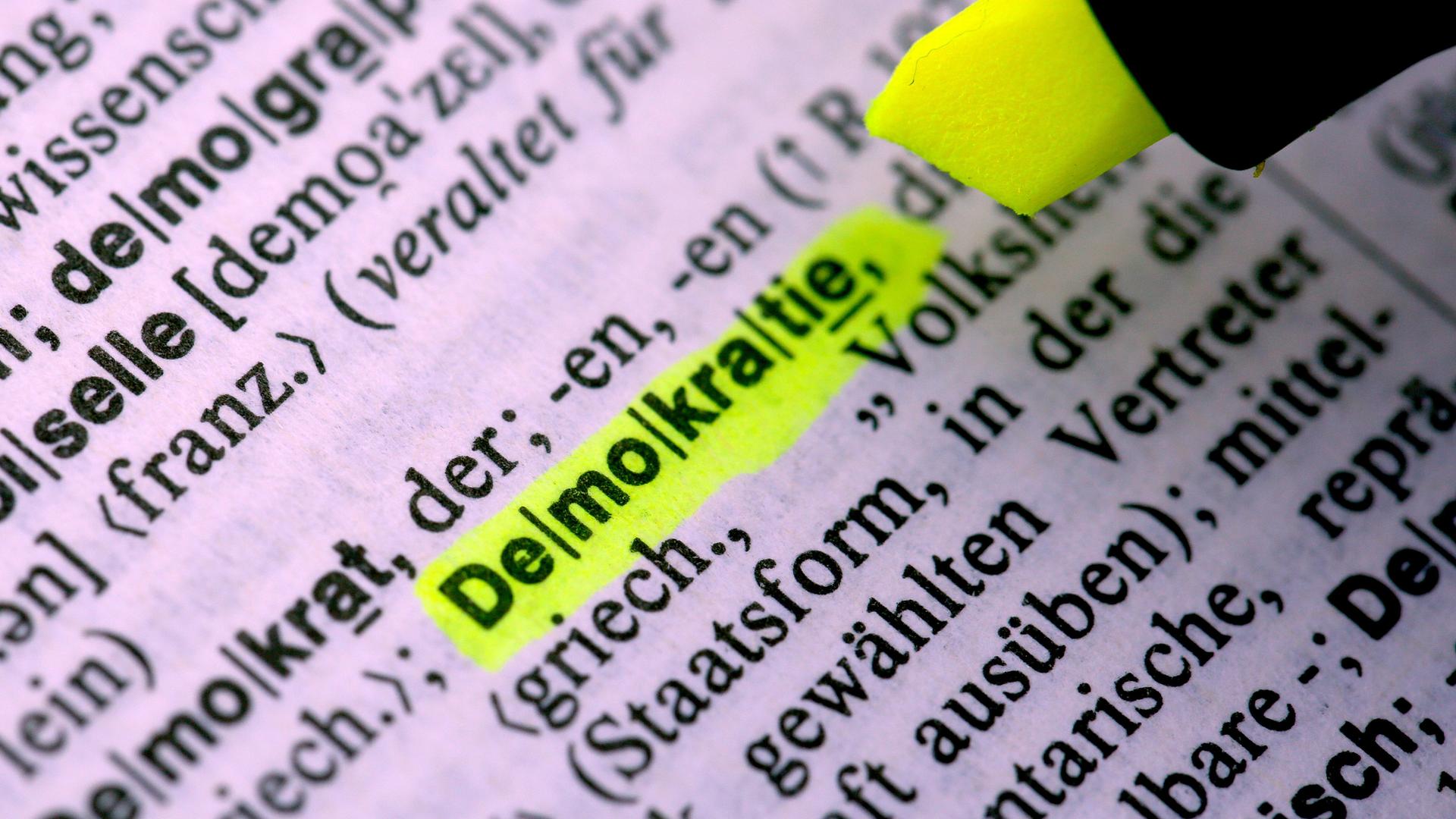 Das Wort "Demokratie" wird im Duden mit gelbem Stift markiert.