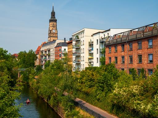 Blick auf Wohnhäuser am Karle-Heine-Kanal in Leipzig