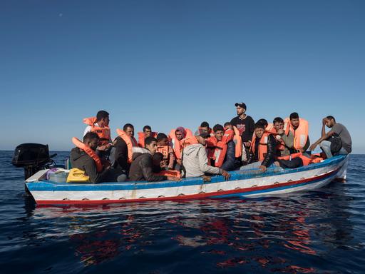 Ein Migrantenboot auf dem Mittelmeer kurz vor Malta. 