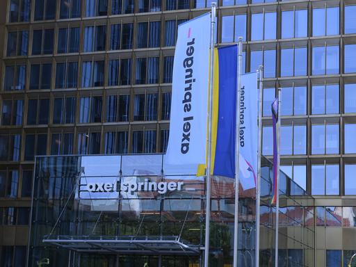 Flaggen wehen vor dem Verlagssitz der Axel Springer SE am in Berlin


