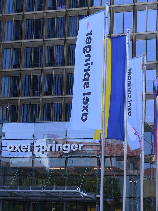 Flaggen wehen vor dem Verlagssitz der Axel Springer SE am in Berlin

