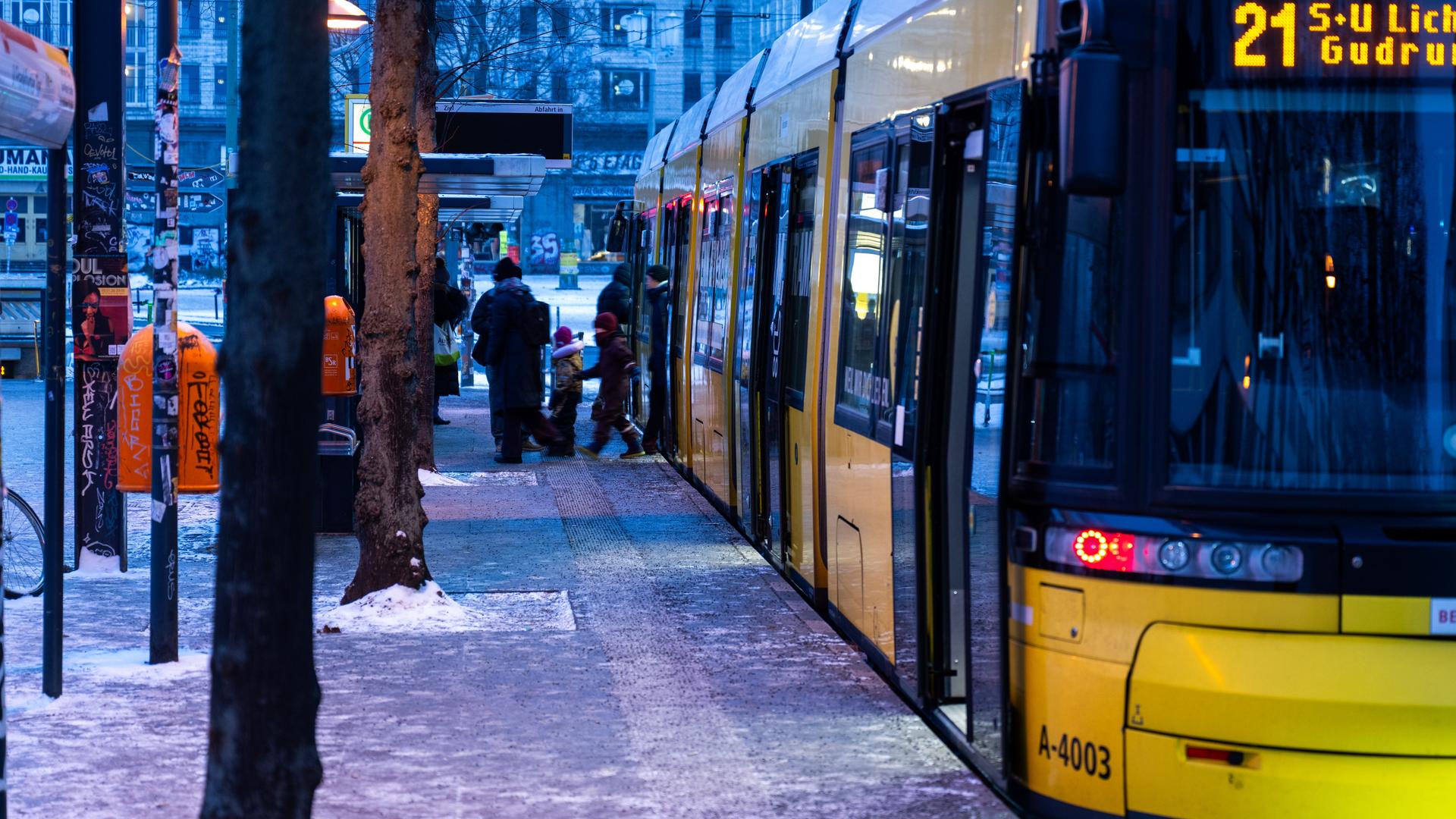 Berlin: Menschen steigen aus einer Tram.