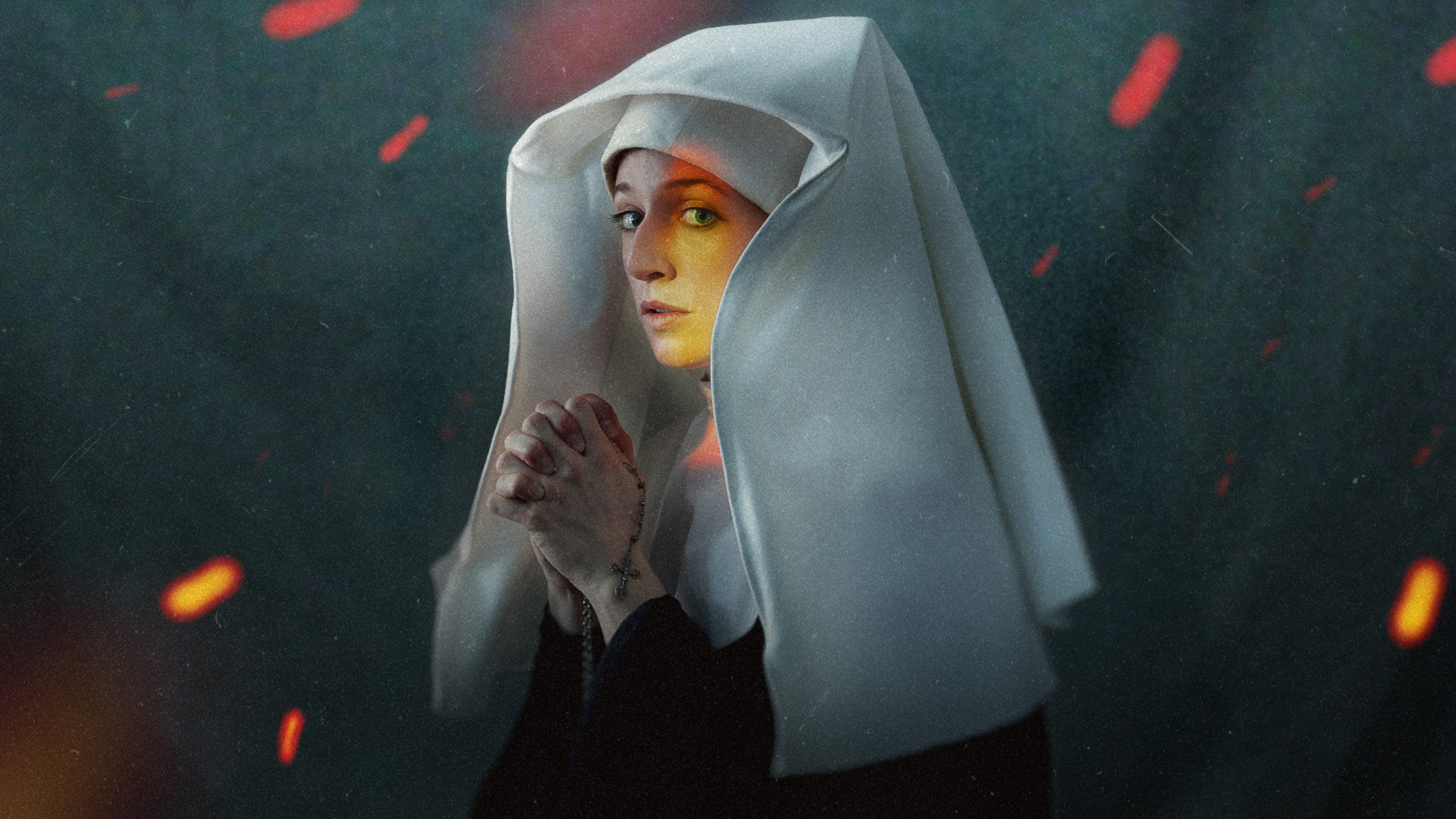Eine junge Nonne aus dem 18. Jahrhundert faltet ihre Hände zum Gebet.
