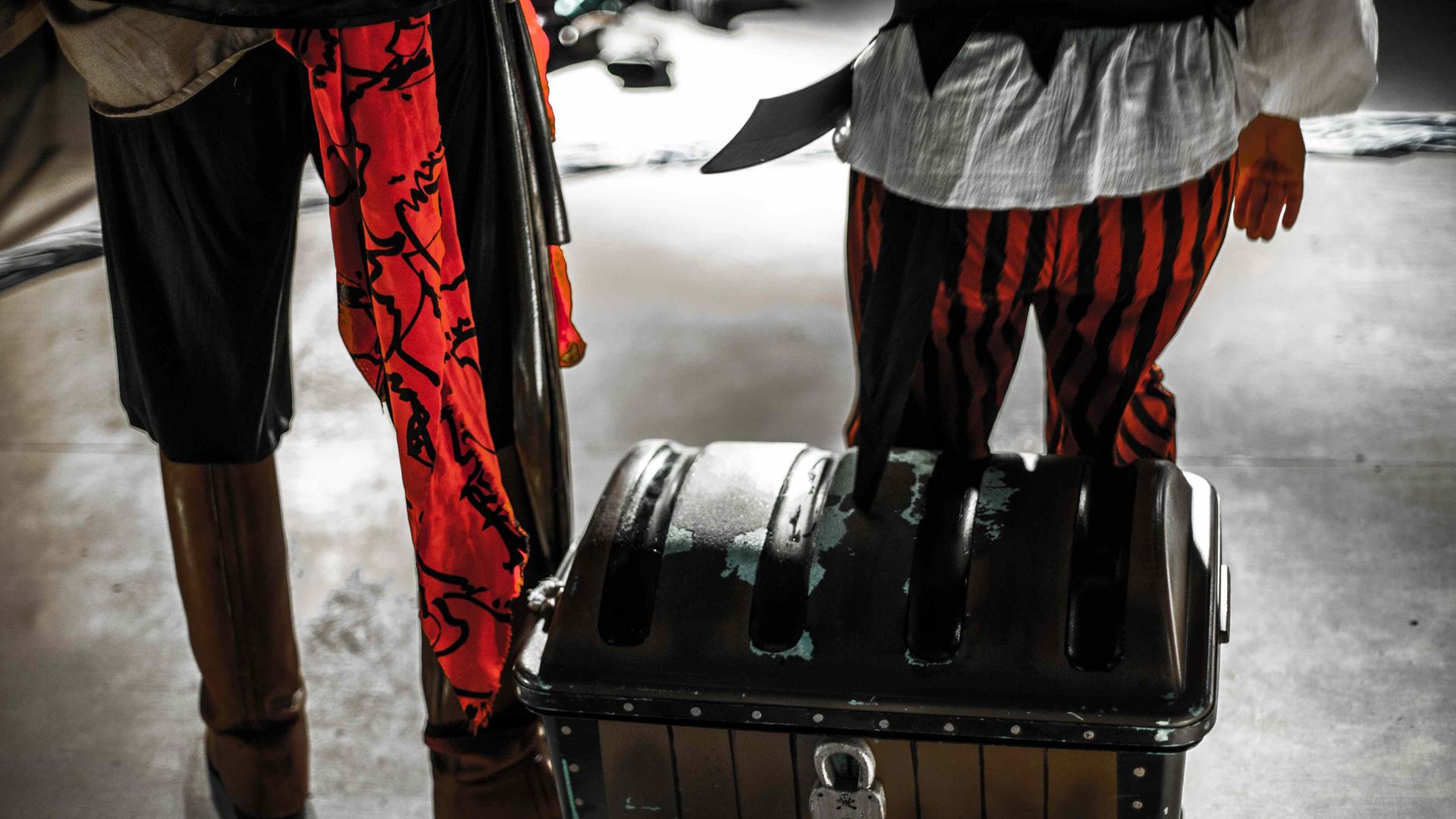 Rückansicht: Ein junger und ein erwachsener Pirat. Rückansicht: Ein junger und ein erwachsener Pirat.