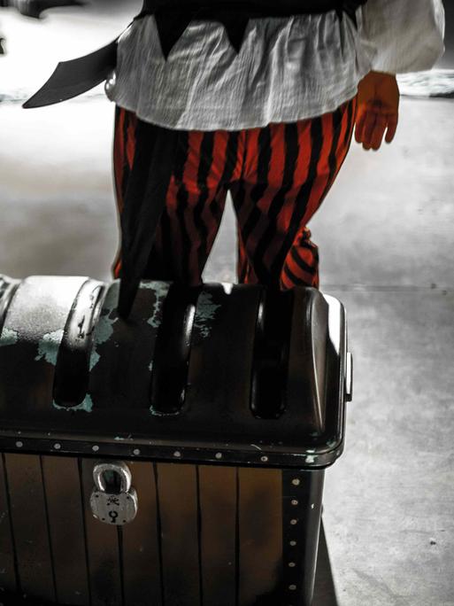 Rückansicht: Ein junger und ein erwachsener Pirat.