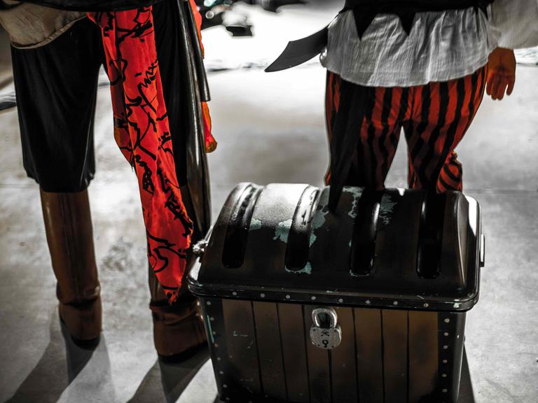 Rückansicht: Ein junger und ein erwachsener Pirat.