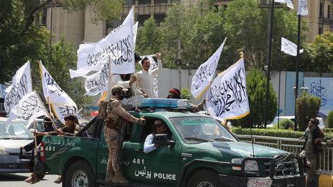 Taliban-Kämpfer feiern am Mittwoch, dem 14. August 2024, in Kabul, Afghanistan, den dritten Jahrestag des Abzugs der von den USA geführten Truppen aus Afghanistan.