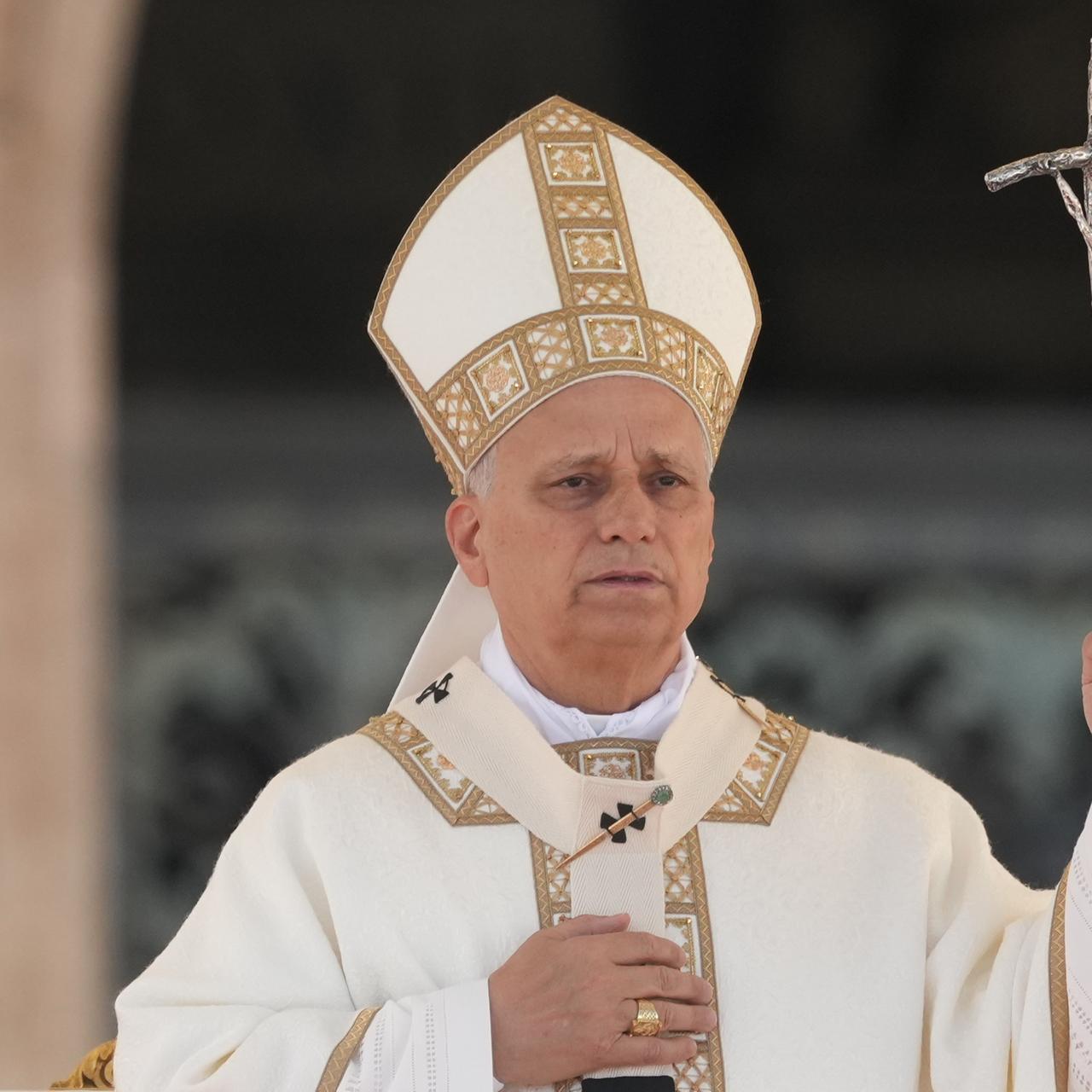 Papst Leo XIV. in vollem Ornat. Er hält sich die rechte Hand vor der Brust.