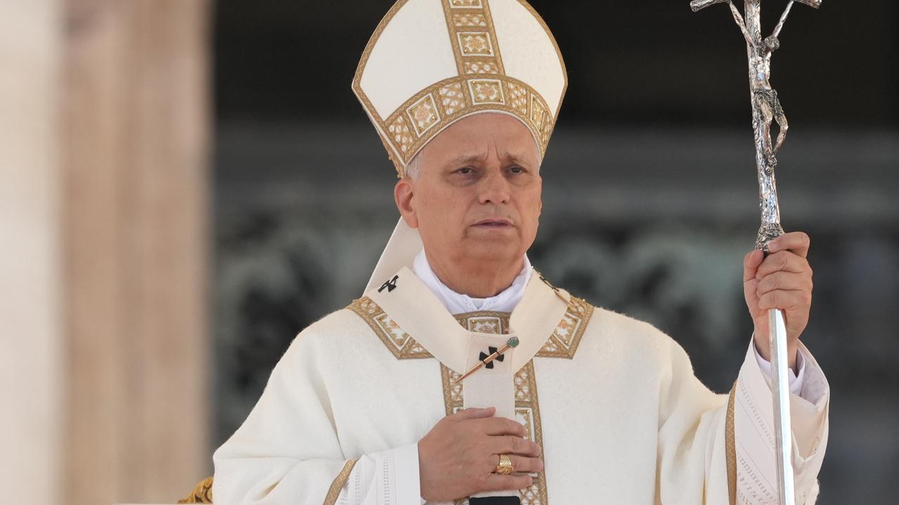 Papst Leo XIV. in vollem Ornat. Er hält sich die rechte Hand vor der Brust.