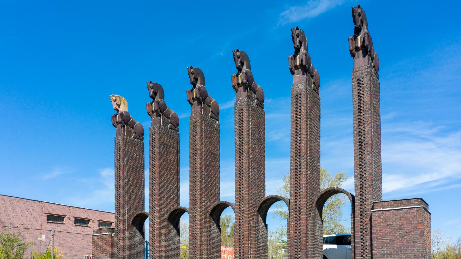 Das steinerne Pferdetor im Stadtpark von Magdeburg ragt in den wolkenlosen Himmel. Sechs Säulen mit den Tiernachbildungen bilden das 15 Meter hohe Pferdetor aus dem Jahr 1927. Das steinerne Pferdetor im Stadtpark von Magdeburg ragt in den wolkenlosen Himmel. Sechs Säulen mit den Tiernachbildungen bilden das 15 Meter hohe Pferdetor aus dem Jahr 1927.