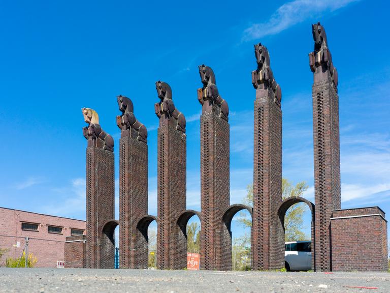 Das steinerne Pferdetor im Stadtpark von Magdeburg ragt in den wolkenlosen Himmel. Sechs Säulen mit den Tiernachbildungen bilden das 15 Meter hohe Pferdetor aus dem Jahr 1927. Das steinerne Pferdetor im Stadtpark von Magdeburg ragt in den wolkenlosen Himmel. Sechs Säulen mit den Tiernachbildungen bilden das 15 Meter hohe Pferdetor aus dem Jahr 1927.