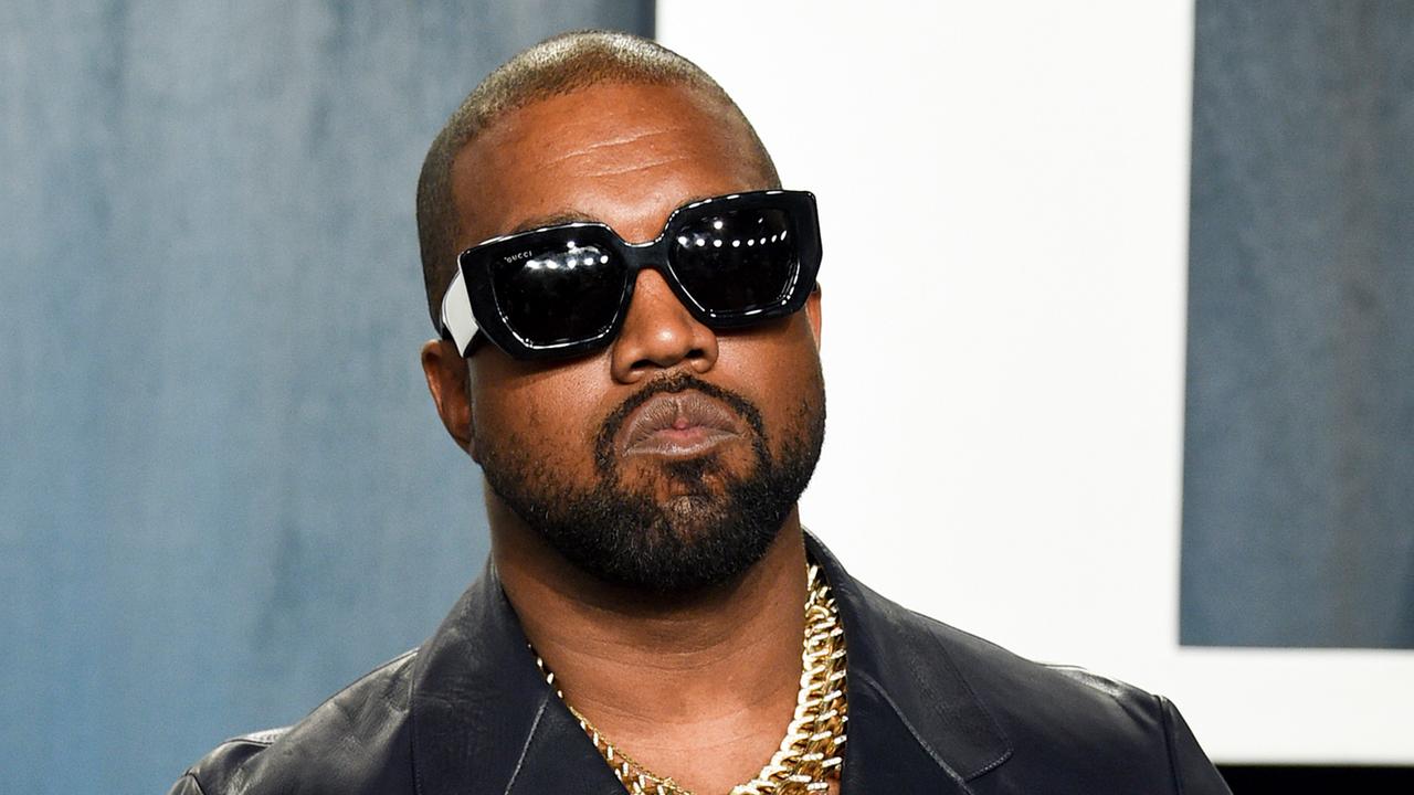 Der US-Musiker und Rapper Kanye West trägt eine Sonnenbrille und Kette.