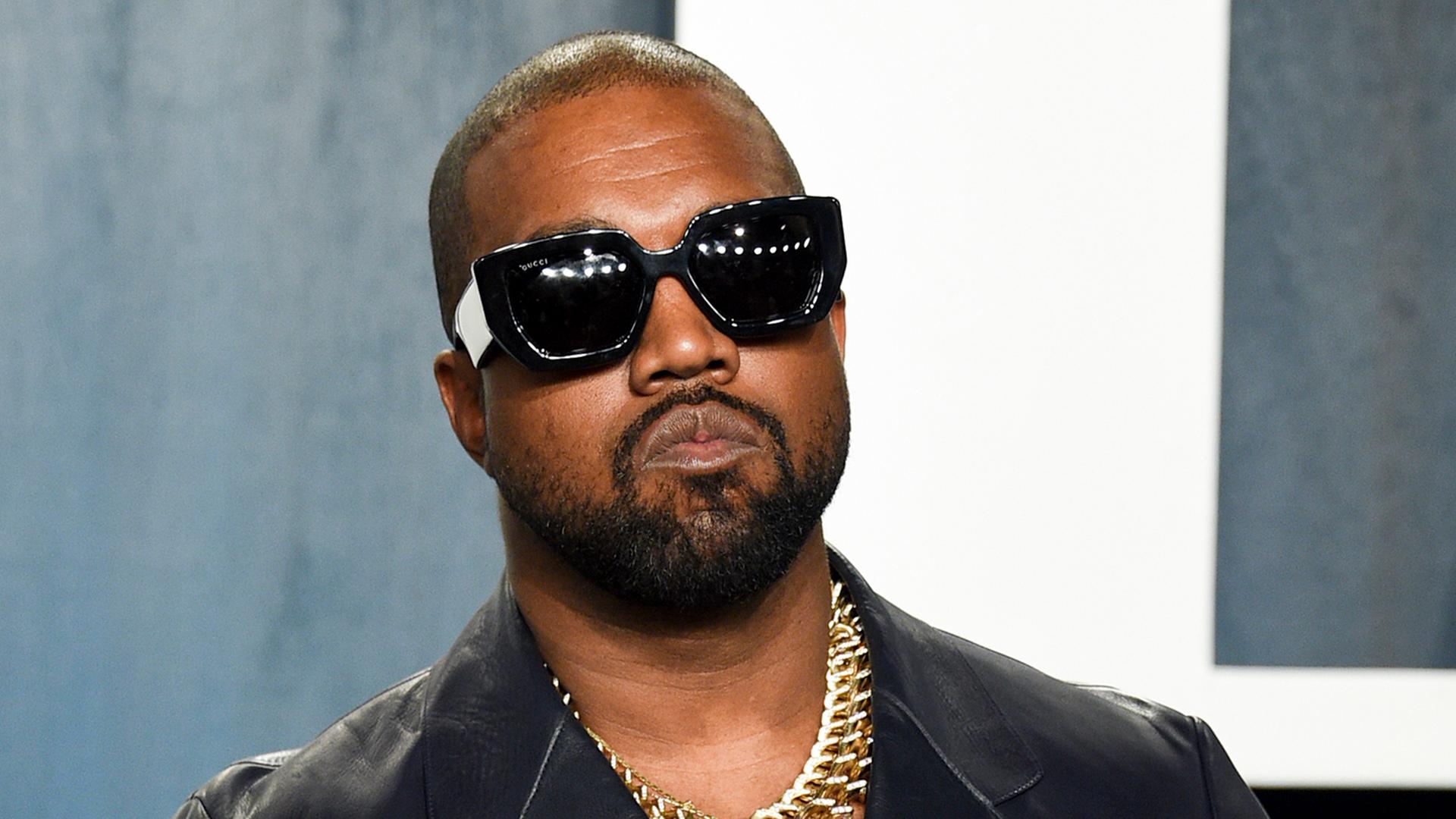 Der US-Musiker und Rapper Kanye West trägt eine Sonnenbrille und Kette.