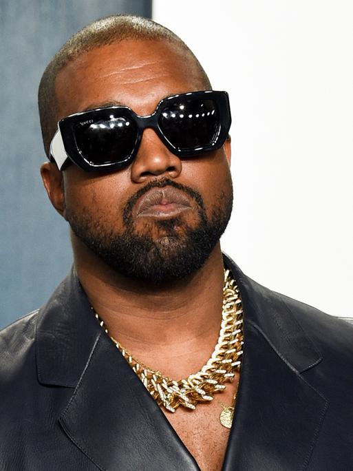 Der US-Musiker und Rapper Kanye West trägt eine Sonnenbrille und Kette.