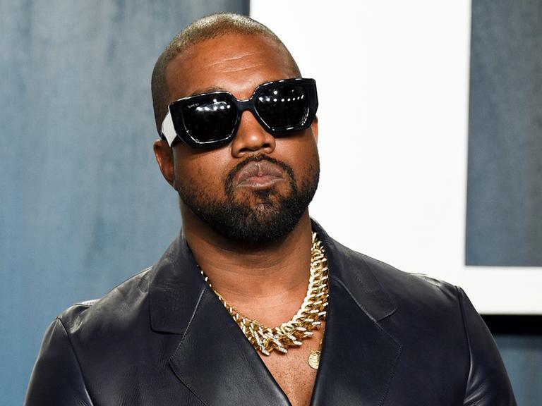 Der US-Musiker und Rapper Kanye West trägt eine Sonnenbrille und Kette.