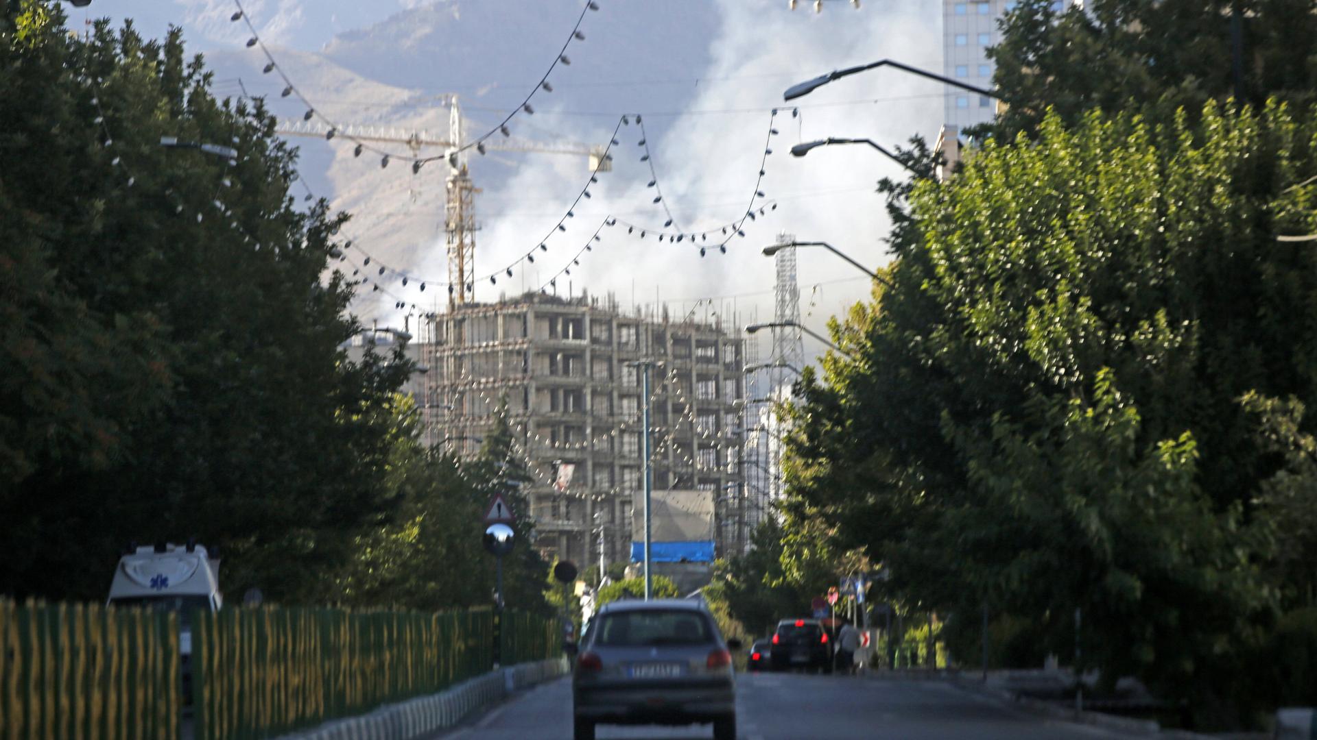 Rauch steigt am 18. Juni in Teheran auf.