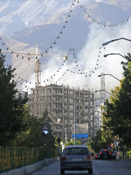 Rauch steigt am 18. Juni in Teheran auf.