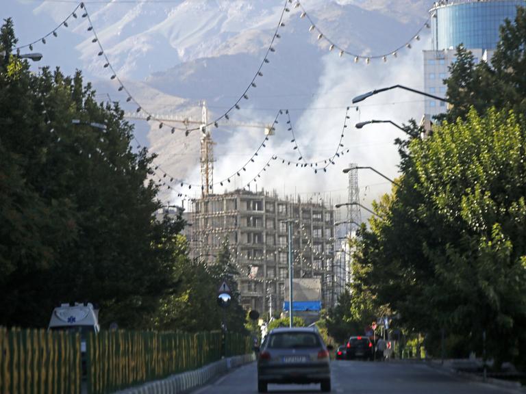 Rauch steigt am 18. Juni in Teheran auf.