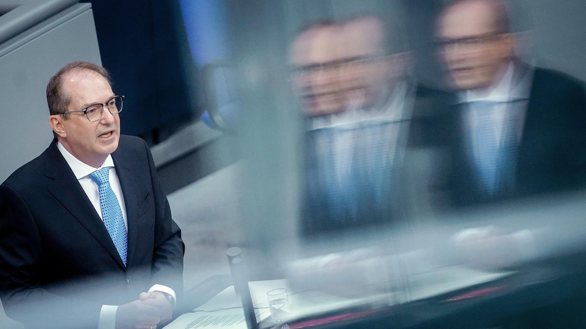 Alexander Dobrindt (CSU), Bundesinnenminister, spricht im Bundestag bei der Fortsetzung der Haushaltsberatungen.