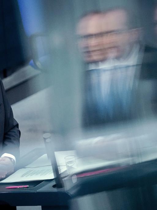 Alexander Dobrindt (CSU), Bundesinnenminister, spricht im Bundestag bei der Fortsetzung der Haushaltsberatungen.