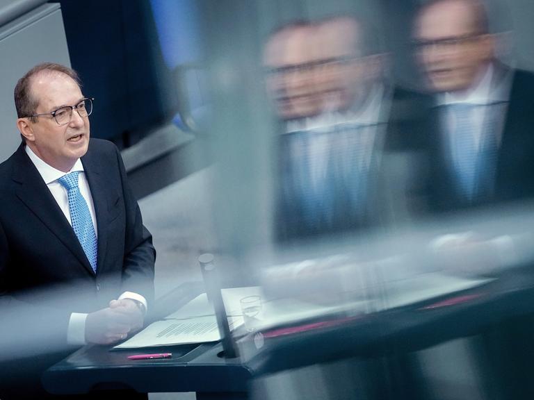 Alexander Dobrindt (CSU), Bundesinnenminister, spricht im Bundestag bei der Fortsetzung der Haushaltsberatungen.