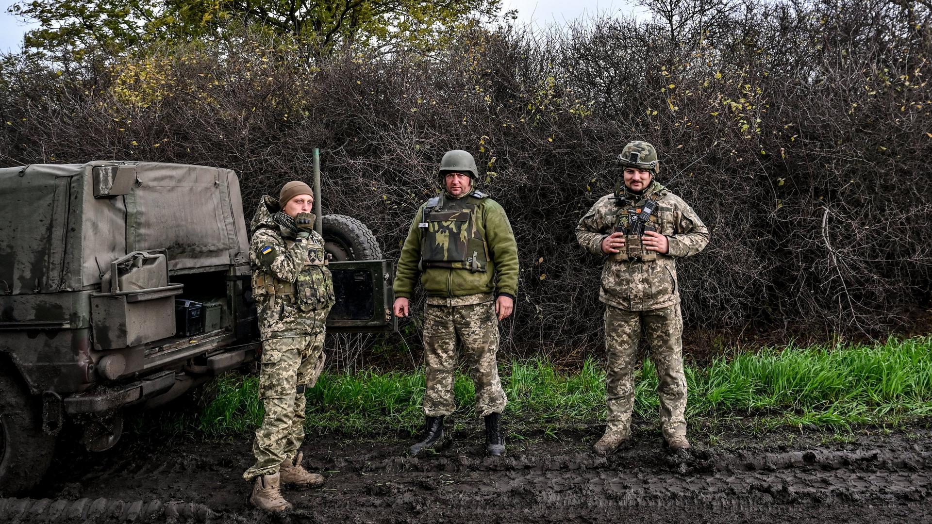 Ukraine, Saporischschja: Ukrainische Soldaten stehen neben einem Militärfahrzeug.