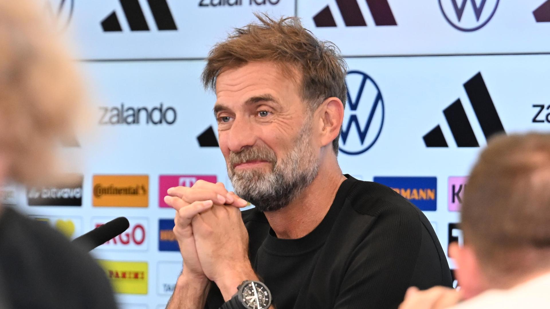 Frankfurt/Main: Jürgen Klopp sitzt bei einer Pressekonferenz auf dem Podium.
      