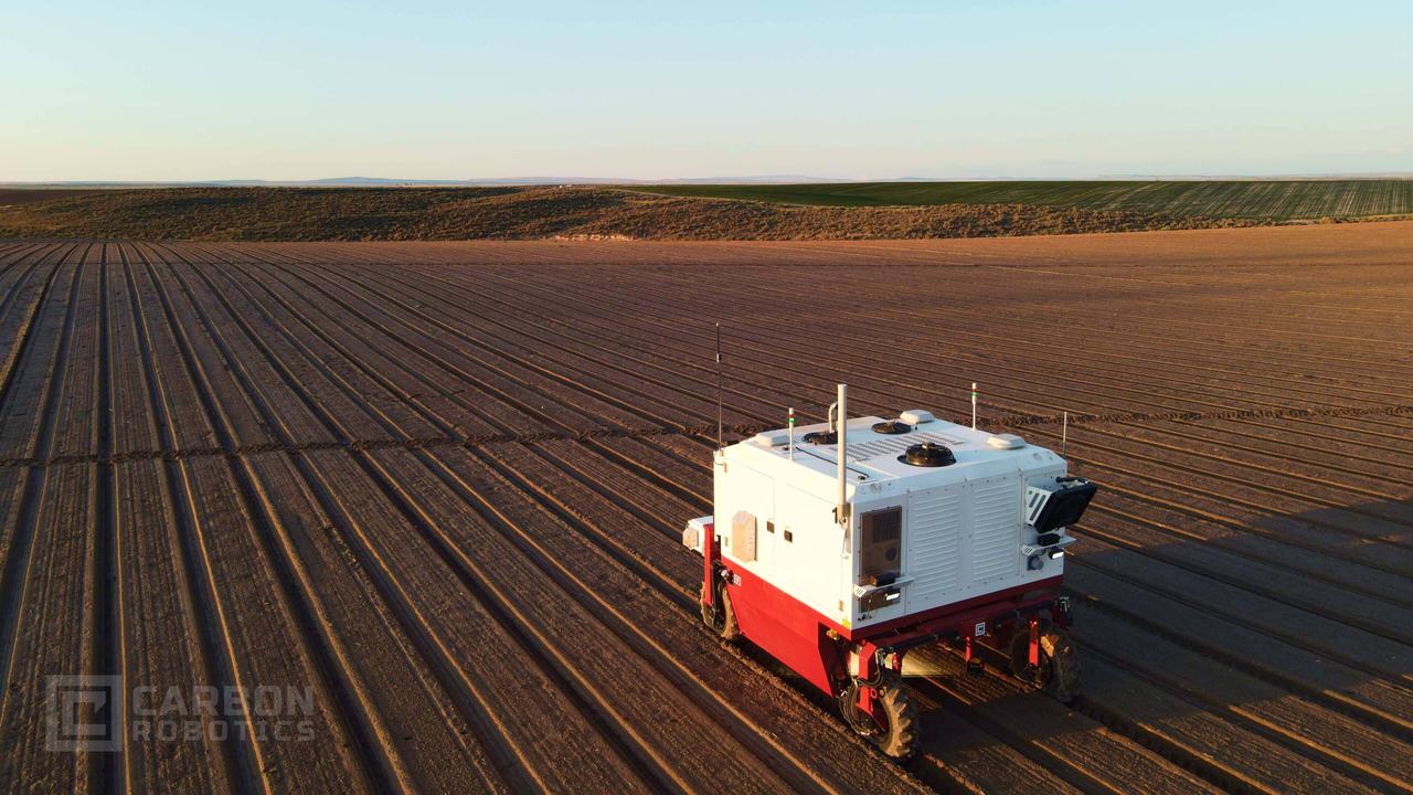 Autonome Jätmaschine, die mithilfe von Laser Unkraut bekämpft, auf einem Feld