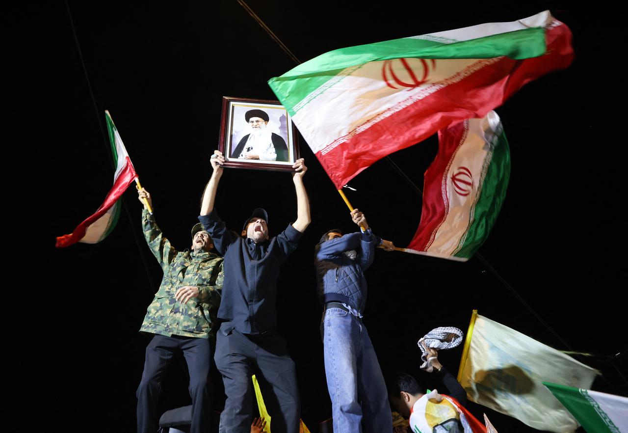 In der irakischen Hauptstadt Bagdad haben sich Demonstranten versammelt, um gegen die Tötung des geistlichen Oberhaupts des Irans zu protestierten.  Sie halten Bilder von Chamenei in die Höhe und schwenken iranische Flaggen.