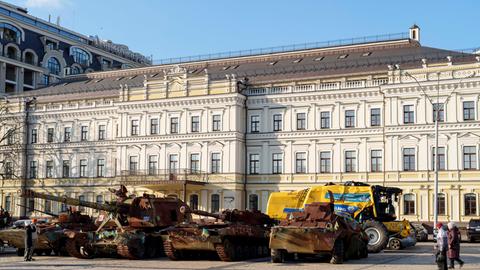 Zerstörtes Kriegsgerät steht in der Innenstadt von Kyjiw Zerstörtes Kriegsgerät steht in der Innenstadt von Kyjiw